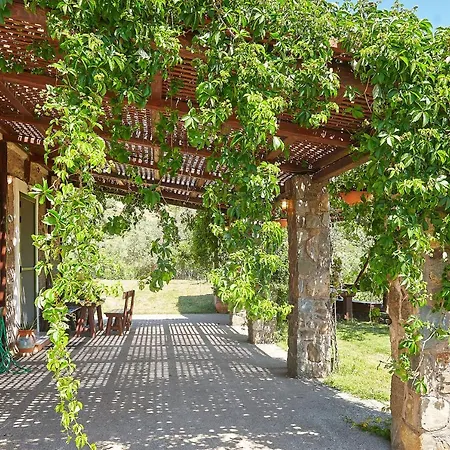 Будинок відпочинку Authentic In A Heaven Of Natural Beauty